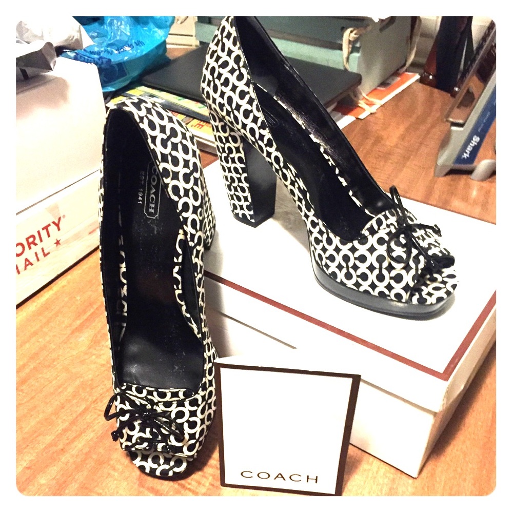COACH COREY PUMP NEVER WORN SIZE 9.5
